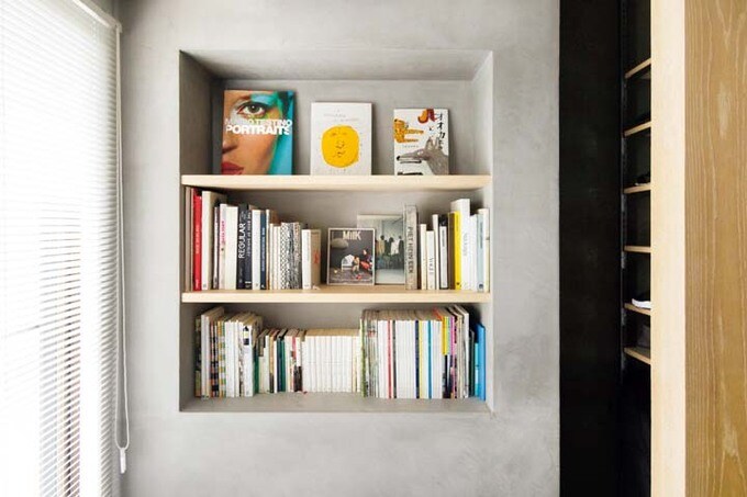 玄関ホールの本棚