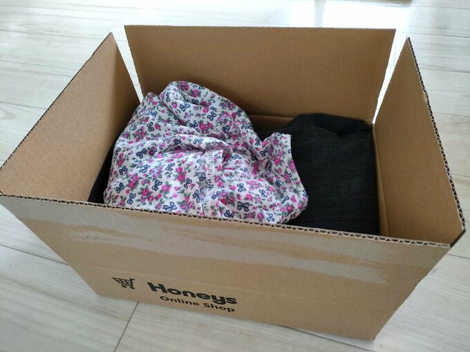 段ボールに入れた服