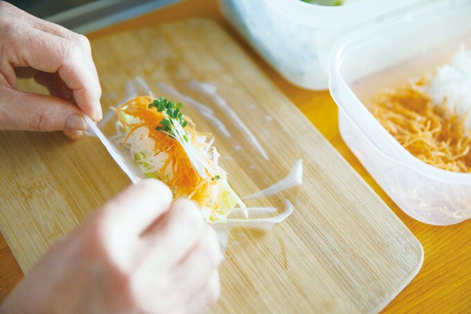 ニンジンと大根をライスペーパーで巻く