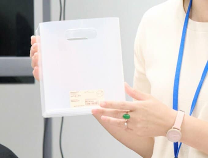 ボックスを紹介している様子