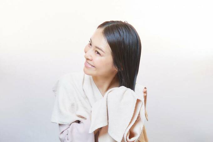 毛先をタオルでおさえる