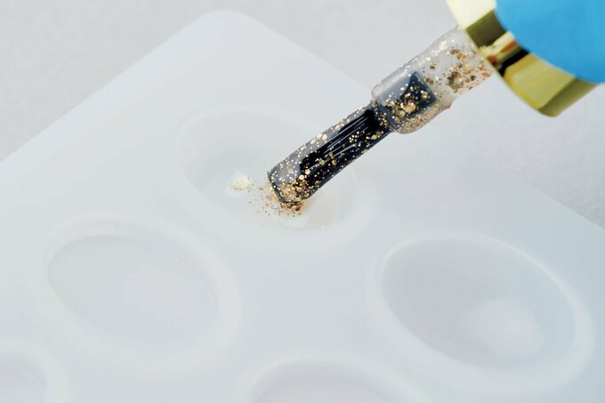 グリッターのジェルネイルを塗る