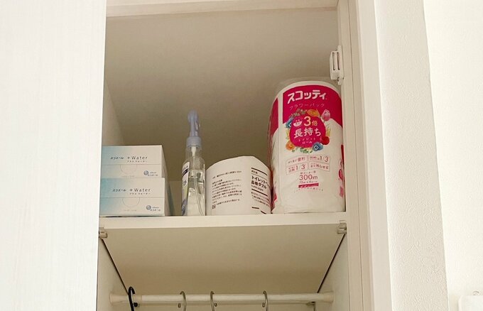 高い位置にある棚のストック類