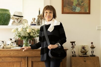 86歳、パリ在住デザイナーの「おしゃれ」の楽しみ方。小物使いでカジュアルなパンツスタイルを華やかに