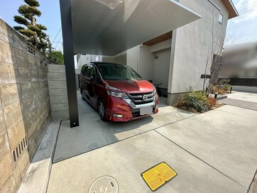 駐車場に工夫満載の家。狭い前面道路＆運転苦手な人でも切り返しが簡単に