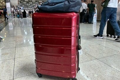 56歳ひとり暮らし、全持ちものは「スーツケースに入るだけ」。コーデがラクに決まり、引っ越しも簡単