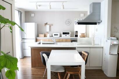 50代からのラクするキッチン。ものの数を減らし「見せない収納」にシフト