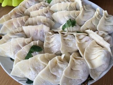 アレンジギョーザをみんなでつくってホームパーティー！パクチーや納豆、ちくわも試したよ