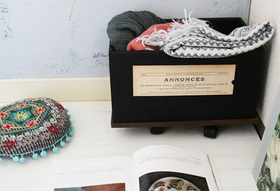 段ボールとダイソーの花台で「キャスター付き収納ボックス」をDIY