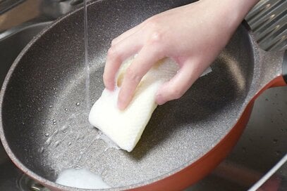 「焦げたフライパン」を復活させる方法をメーカーに聞いた。たったひと手間で汚れがスルリと落ちる