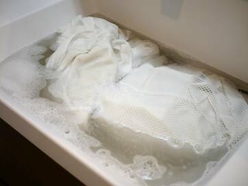 フックはつけたままでOK。自宅でカーテンを洗濯するコツ