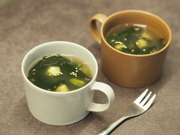 40代・50代、自分をいたわる「ワカメとショウガの温活スープ」。体を温めて、胃腸を優しく整える
