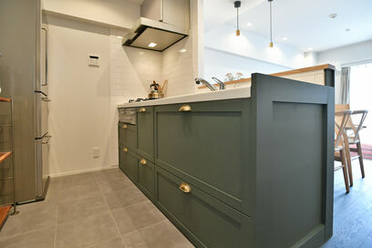 【マンションリノベ事例】既存活用リノベ。普通のシステムキッチンが家具みたいに美しく