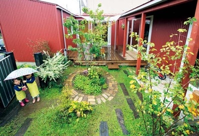 【注文住宅事例】子育てに最適！中庭をコの字に囲む平屋の家