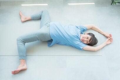 朝5分の「お目覚めヨガ」。ベッドから出なくていい簡単ポーズ：B-Flow講師直伝