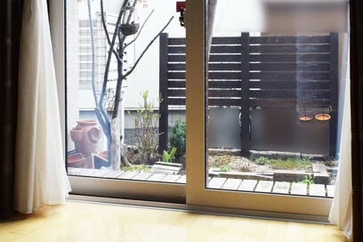 お隣を気にせず庭を眺めたい！目隠しに最適な「メッシュフェンス」をDIY