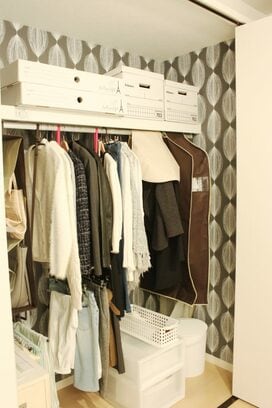 洋服を減らす秘訣は壁紙にあり！“見せる”を意識して8割クローゼットに