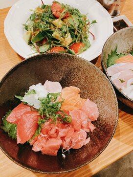 50代夫婦が少しだけぜいたくをする日。切り落としでつくる豪華・海鮮丼