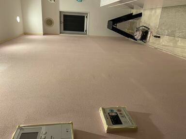 1回目の塗装が終わったキッチンの壁