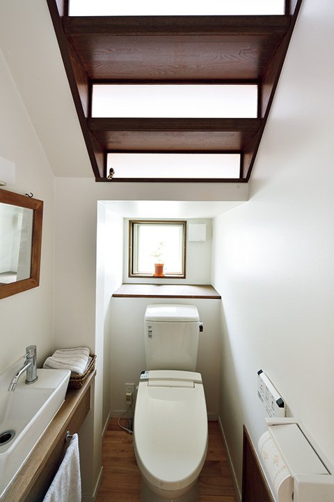 階段下スペースを活用したトイレ