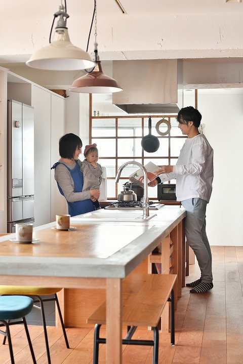 ダイニングテーブルを兼ねたキッチン