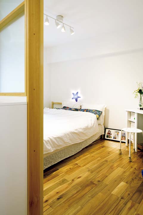 夫の書斎も兼ねるゆるい台形の寝室