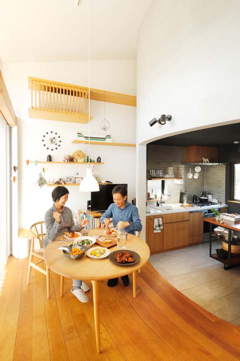 庭を眺める吹き抜けのダイニング