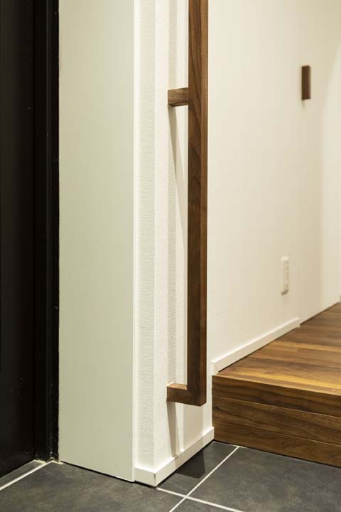 ウォールナットの玄関の手すり