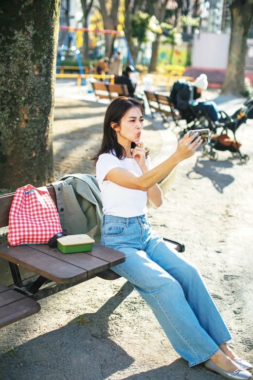 公園で変顔をする女性