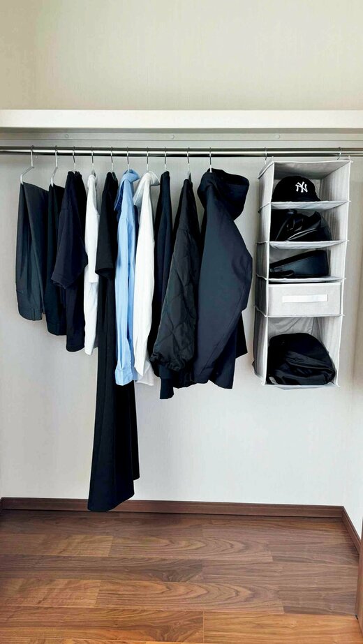 N.M.さんが着るミニマルな服が並ぶスッキリとしたクローゼット