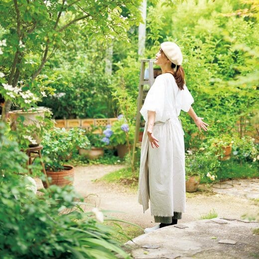 庭でリラックスする女性