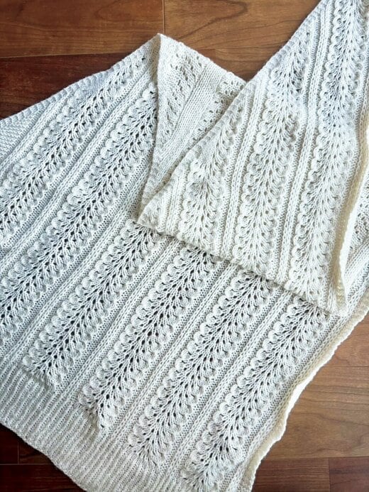 白いカシミアの毛糸で編んだストール