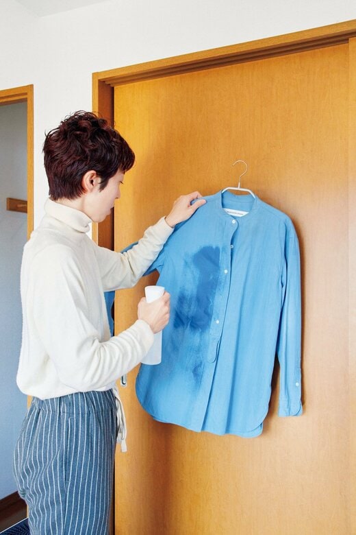 シャツにスプレーをかける人