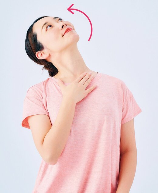 顔を左後ろにねじる女性