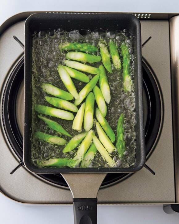 卵焼き器にアスパラ