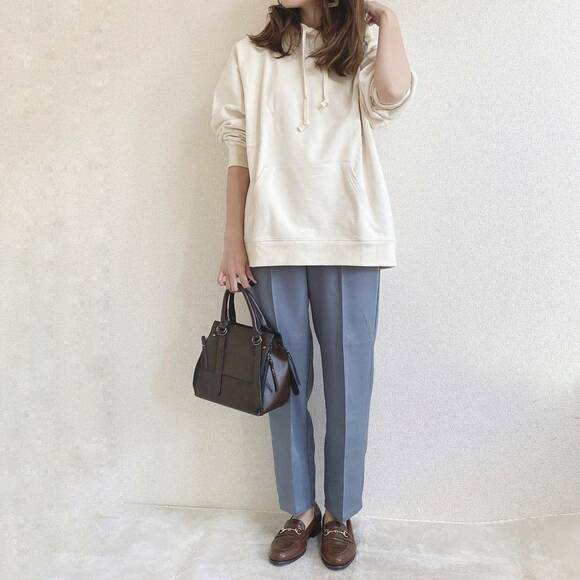 テーパードパンツと合わせたコーデ