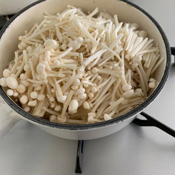 エノキを鍋に入れる
