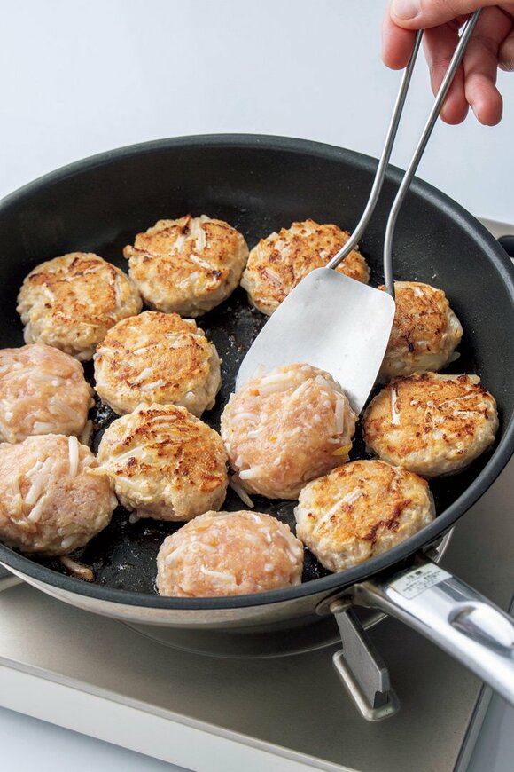 フライパンにつくねフライ返し