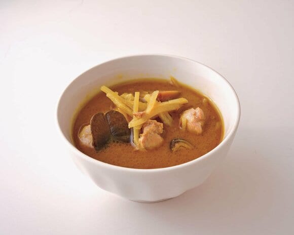 白い器にグリーンカレー