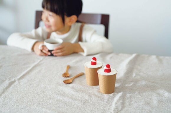 子どもとカップケーキ二つ