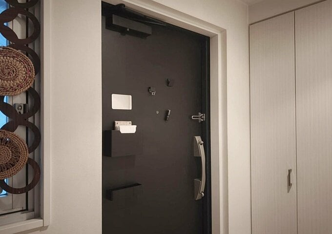身だしなみ確認用に玄関ドアに設置