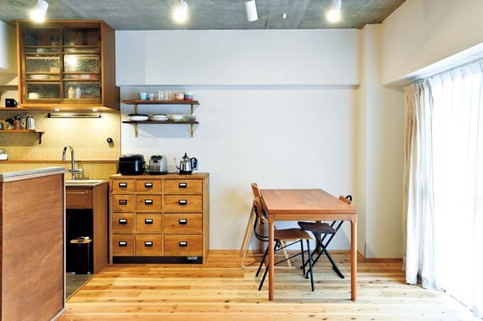 レトロ感のある家具を置いたダイニング