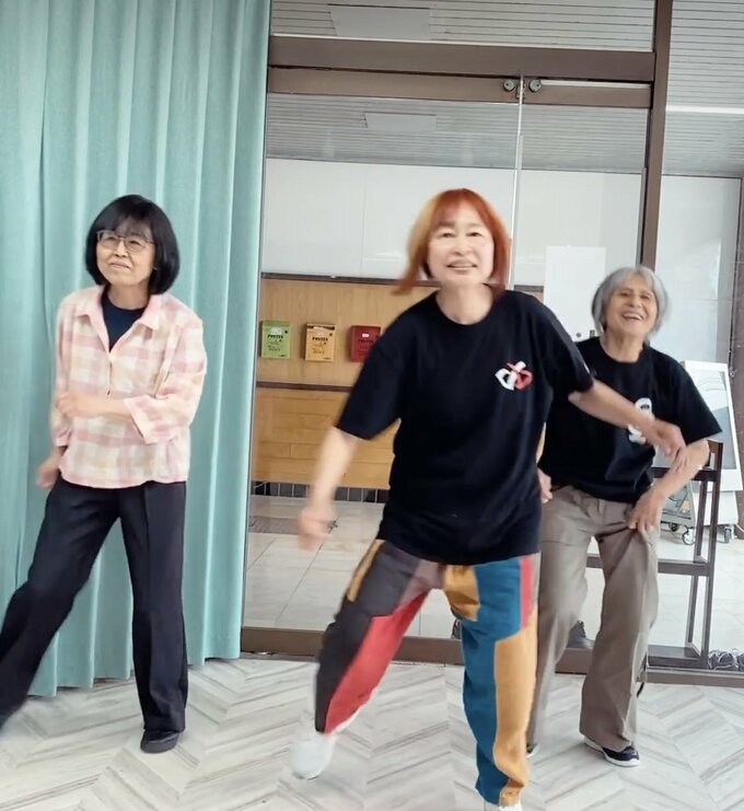 スタジオで踊る3人