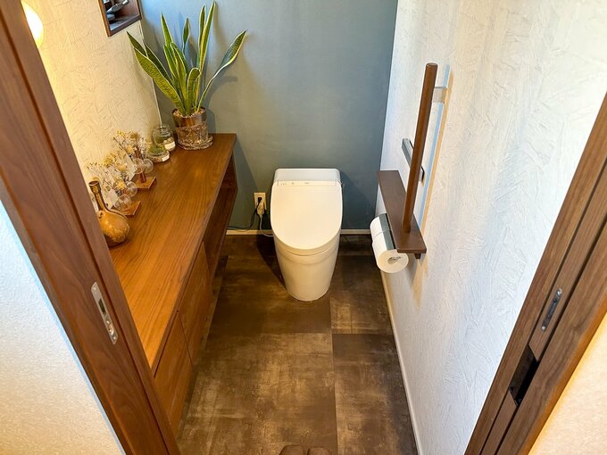 石目調の床のトイレ