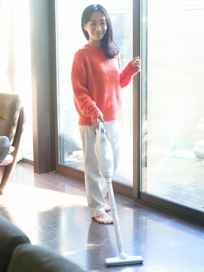 掃除機をかける女性