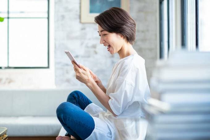 スマホを見る女性
