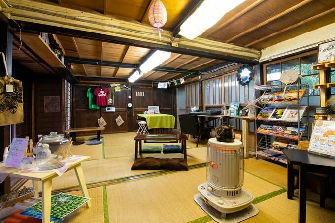 奥多摩に移住した井田さんが開いた茶屋榊の店内