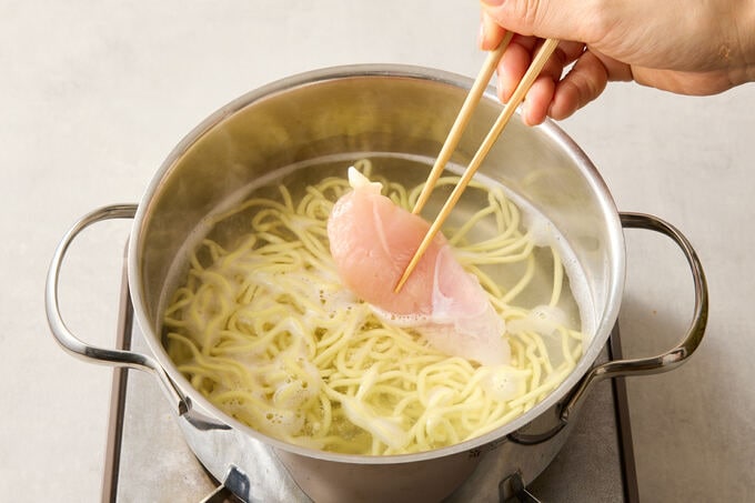 中華麺　鶏ササミ　ゆでる