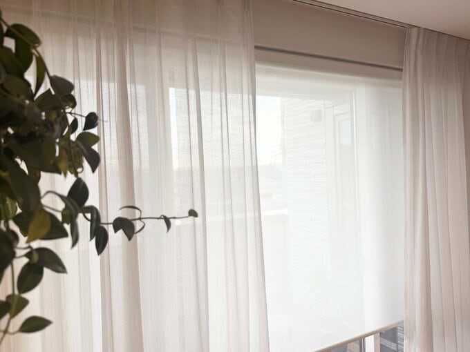 ロールスクリーンとレースを天井から取り付けた窓