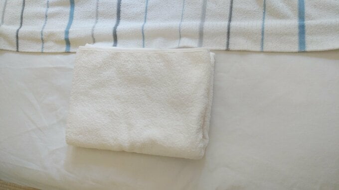 タオルをたたんだ枕